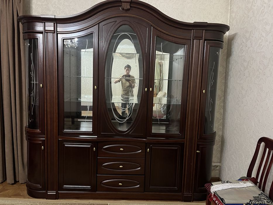 Продам сервант шкаф для посуды срочно