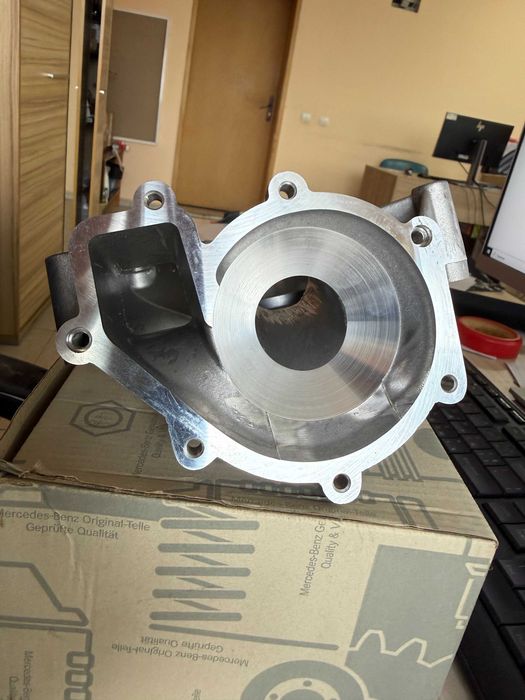 Корпус водна помпа Mercedes W124/W126/W140