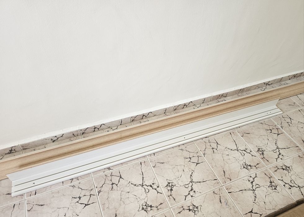 3бр.Корнизи  двуканален с цвят орех