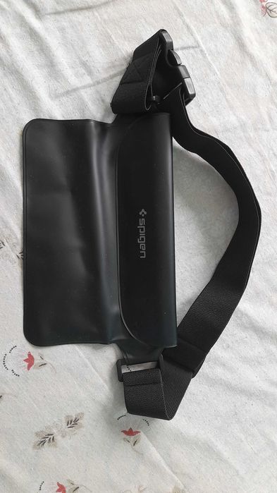 Продавам Spigen непромокаема чанта за смартфон за кръст.