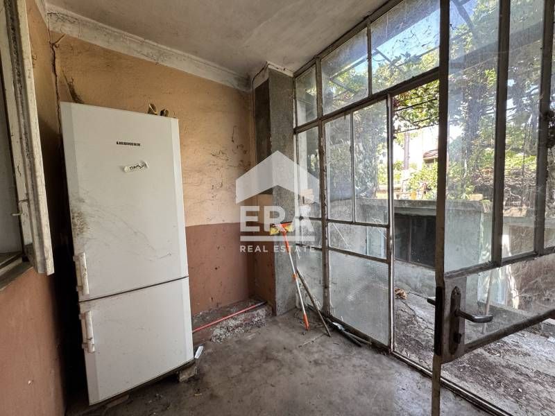 ЕКСКЛУЗИВНО! ЕРА ДРЪСТЪР предлага за продажба къща зад "Трите бъчви" -