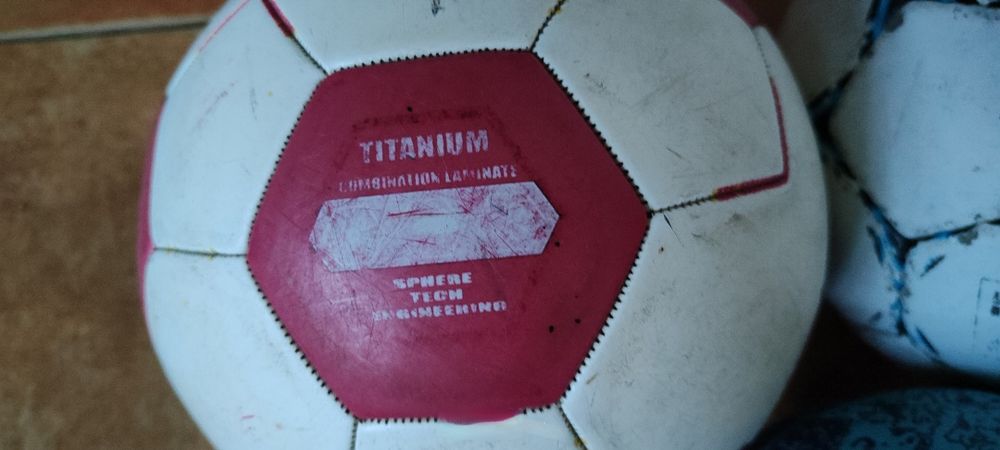 3 mingii de fotbal (din imagine) 200 lei