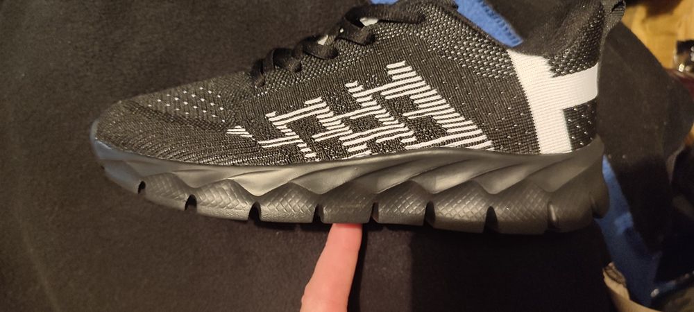 Кроссовки новые.