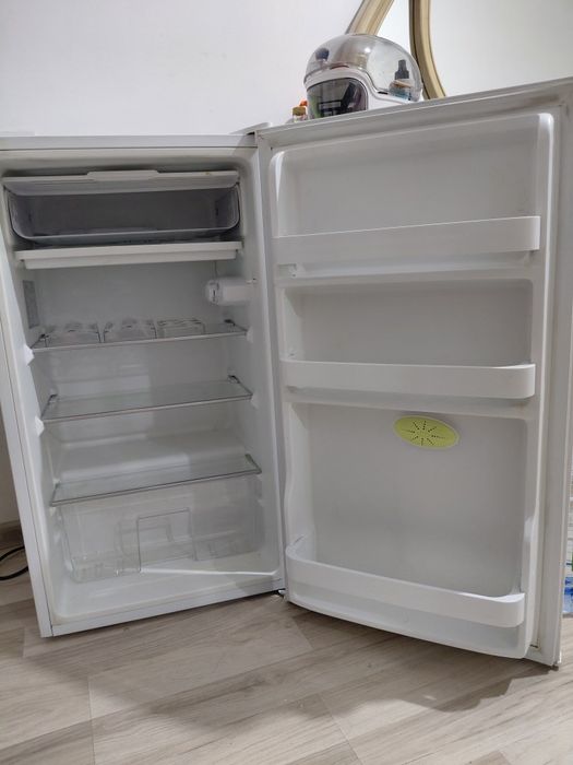 MIDEA мини холодильни-морозилник очень хорошем состоянии