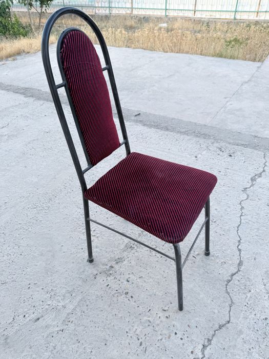 Прочный стул из металла