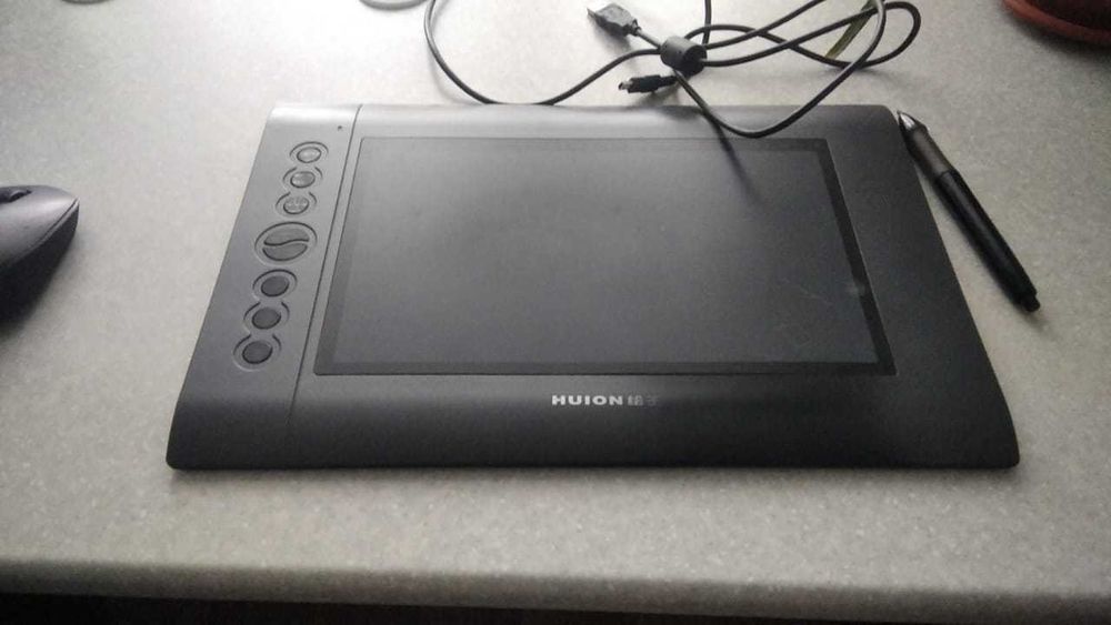 Графический планшет HUION H610 для создания цифрового арта.