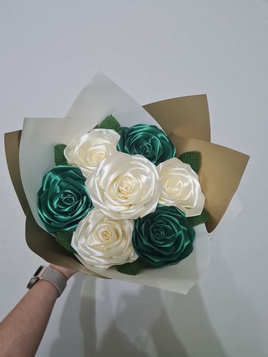 Buchete trandafiri din satin