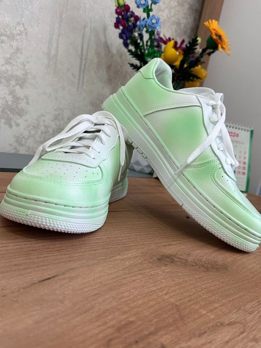 Продам кроссовки