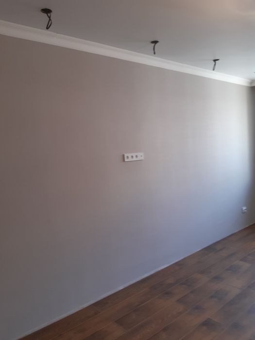 Клеем обой, галтели, побелка.