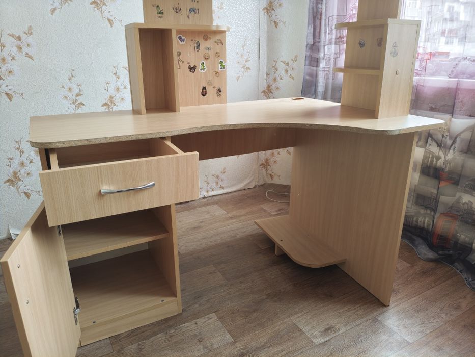 Продаю компьютерный стол