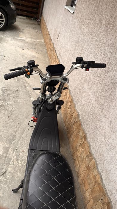 Scuter electric moped