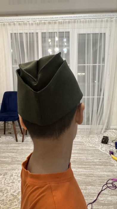 Продаю пилотки галстуки.           .            .