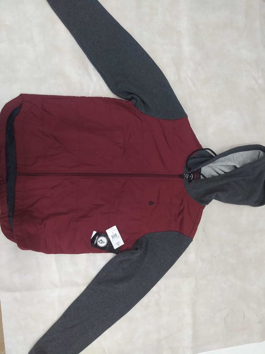 Ново Volcom яке М размер