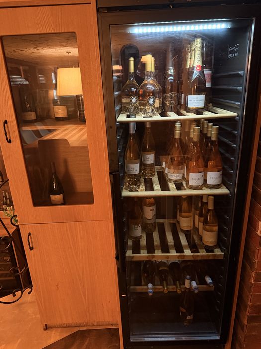 Продавам шкафове и витрини за вино