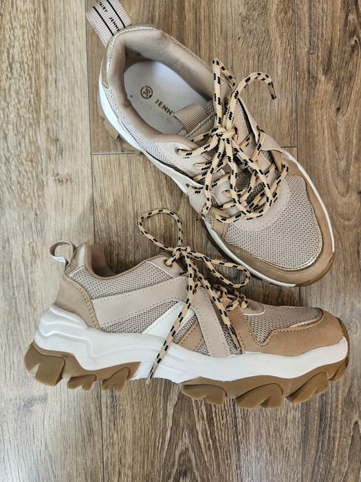 Сникърси- Jenny Fairy
Отлично запазени.
Номер -36
Цена-40лв.