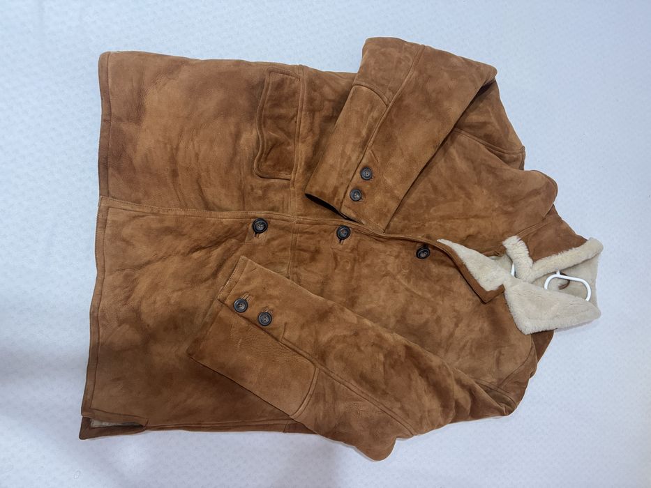 Cojoc vintage elegant, cu croiala ampla si guler bogat din blana. Nuanțe naturale de maro, gri si auriu. Blana moale si aspect deosebit.