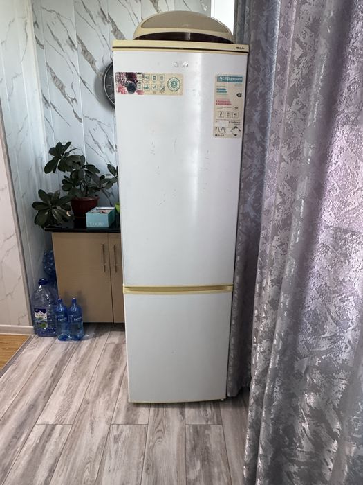 Продаю 2х камерный холодильник Artel