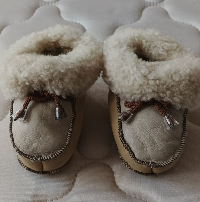 Скидки цен! Пинетки из мягкой кожи на натуральном овчинном меху