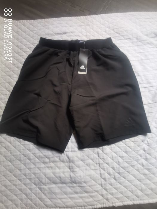 Pantaloni scurți adidas.