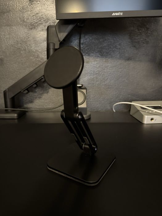 Suport magnetic de telefon