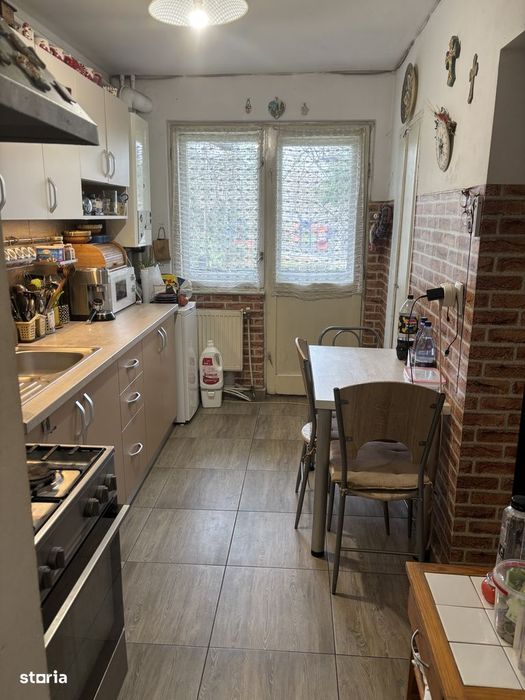 Apartament cu 3 camere, centrala pe gaz, etaj 1