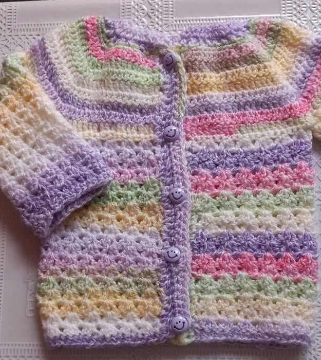 Предлагам красиви нови ръчноплетени детски и бебешки дрешки