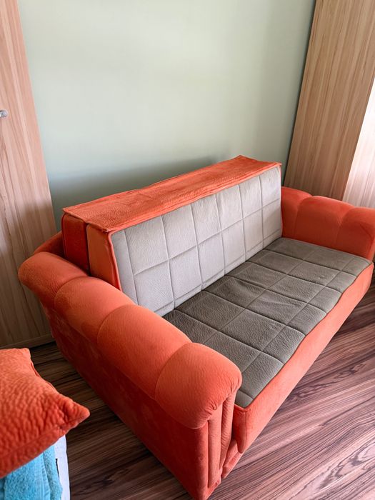 Разтегателен диван в много добро състояние