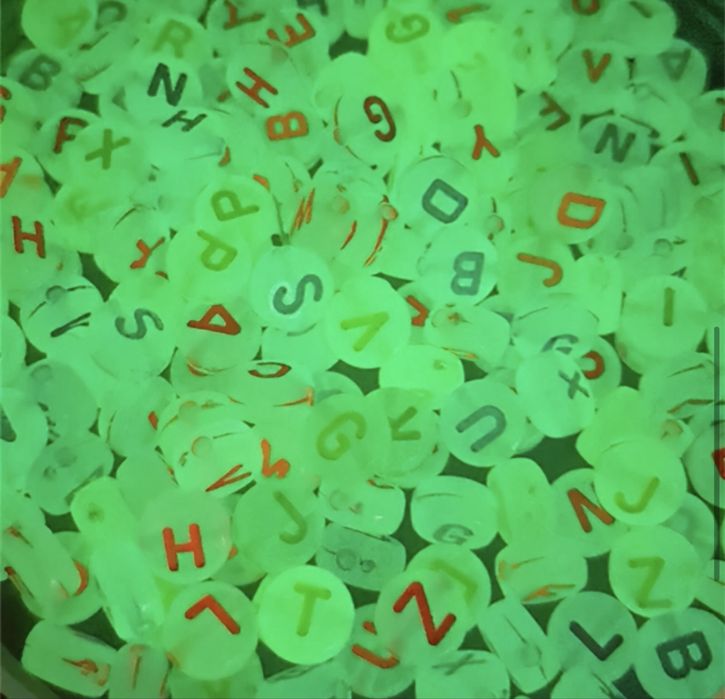 500 броя светещи буквени мънисти за гривни / колиета / пръстени обеци