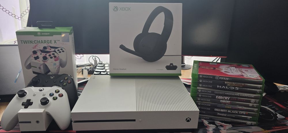 Vând xbox one s.