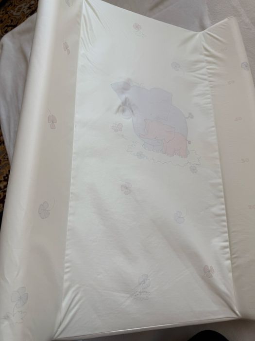 Твърда подложка за повиване на новородено