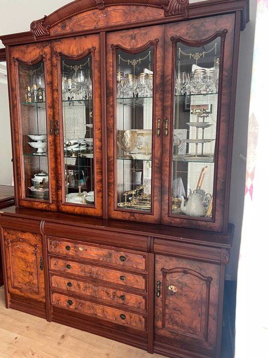 Продается Мебель для гостиной, Б/У. Комод и сервант.