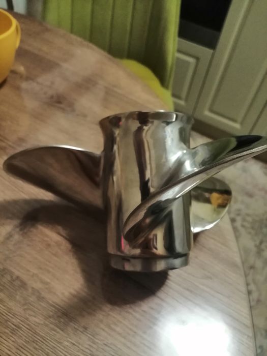 Моторный винт для лодки.