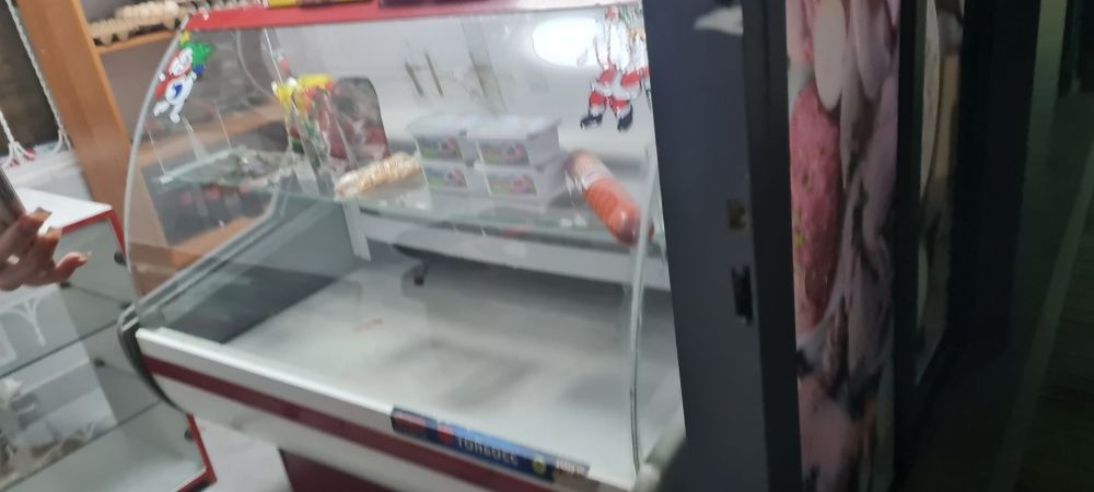 Витриный холодильник 130000