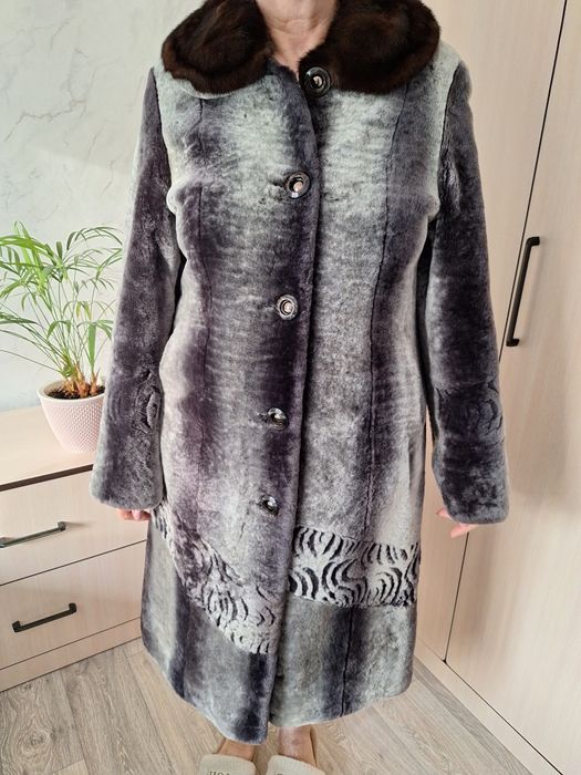 Продам шубу мутон, воротник норка. Шуба новая, размер 52-54.