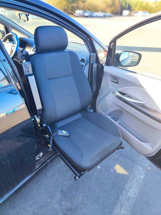 Специализиран автомобил за хора с намалена подвижност| Mitsubishi Grandis 2.4 бензин| ел. въртяща седалка BraunAbility Turny Low |подемник Autochair