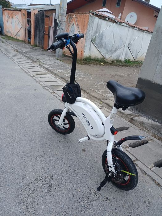Vând scuter mini electric în stare foarte bună sau la schimb cu altceva sunt în Chitila Ilfov mai multe etaje la număr de telefon 0775276526