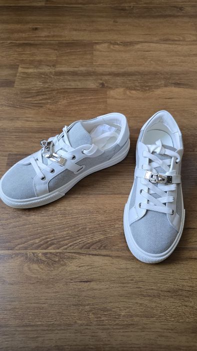 Женские кроссовки