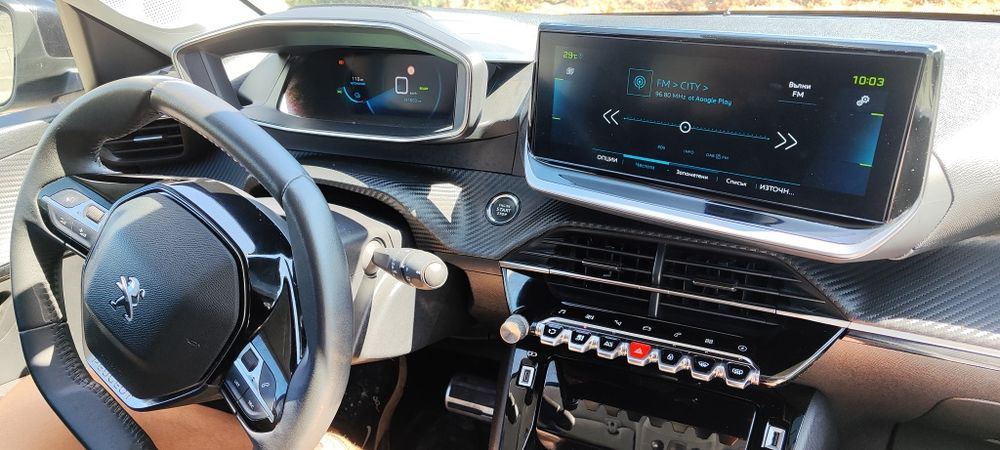 Peugeot e-208 с ниво на оборудване Allure