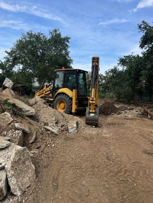 Buldoexcavator de închiriat cu picon – săpături și demolări