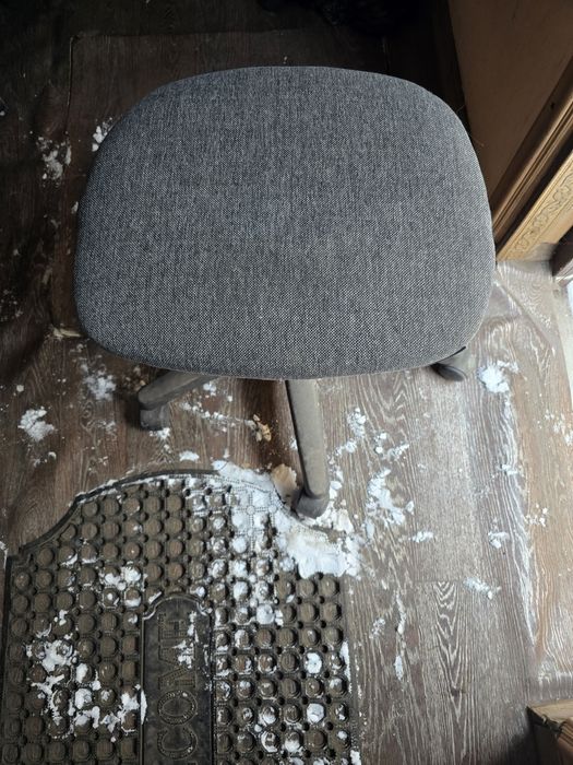 Продаю кресло офисное без спинки.