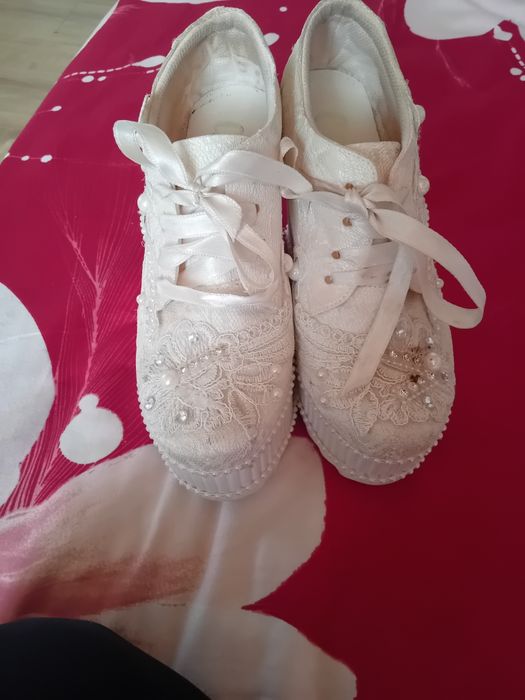 Vând pantofi de mireasă