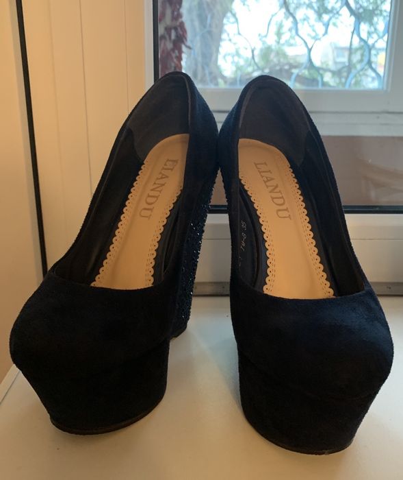 Продам замшевые туфли LIANDU