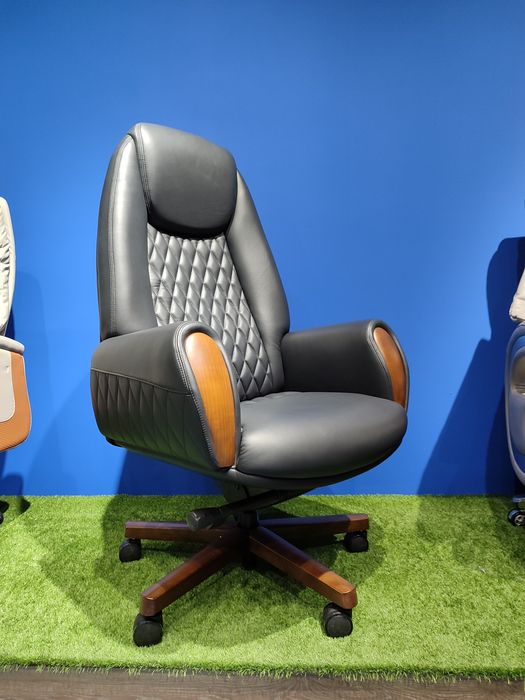 Офисное кресло для руководителя  модель Mastino.