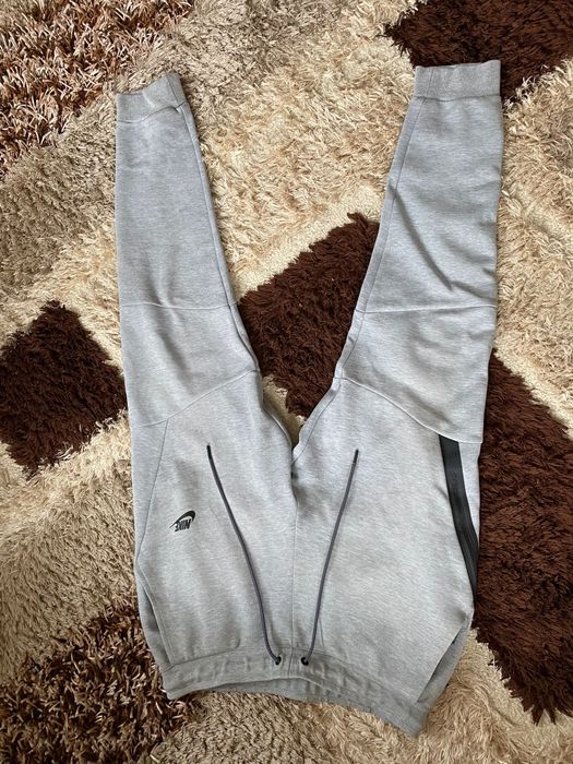 Vând pantaloni nike tech fleece