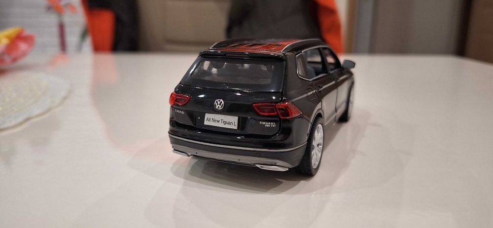 VW Tiguan 1:32 с отваряеми врати, капак, светещи фарове и стопове