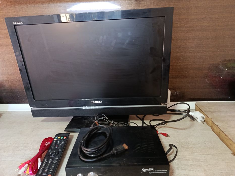 Televizor sotiladi tuner pult kabellari bilan birga
