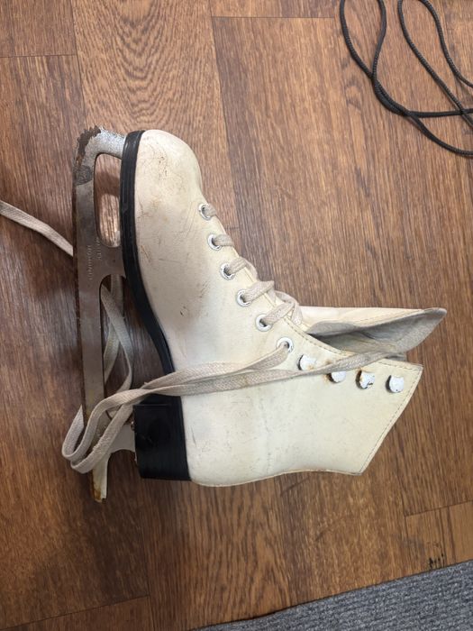 Коньки женские.