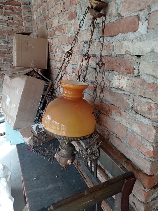 Vând două lămpi vechi,cu dulie