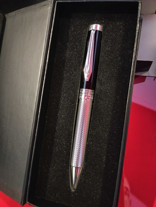 Продавам оригинална химикалка Tonino Lamborghini . Тя е с оригиналния пълнител с който е закупена като нова един собственик.