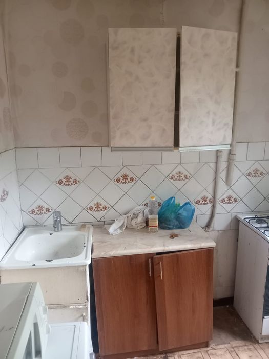Шкафы, диван, столы, ковры